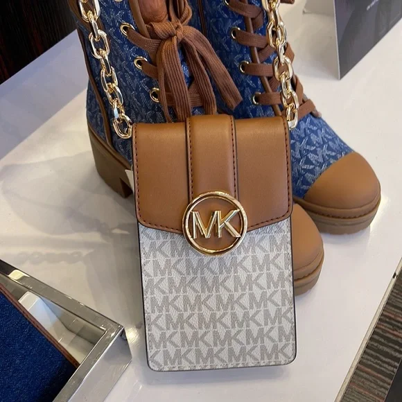 Michael Kors Carmen Small Logo Smartphone Crossbody Bag
Vanilla - Picture 12 of 16